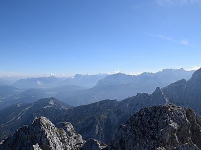 Der Ausblick über das Kreuzeck hinweg nach Osten zum Karwendelgebirge