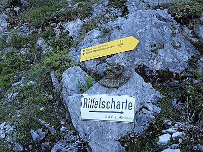 Wir halten uns hier links und steigen zur Höllentalangerhütte ab