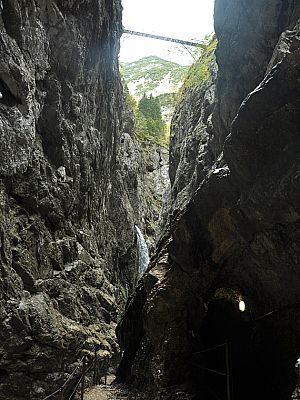 Hoch über uns die Brücke des Stangesteigs
