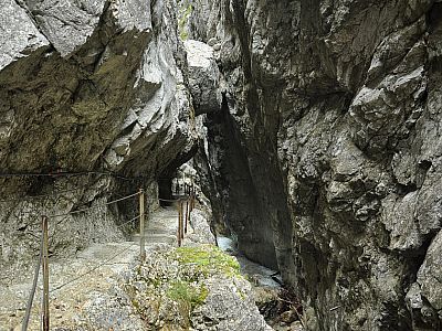 Ein gewaltiger Felsklotz ist zwischen den Klammwänden eingeklemmt.