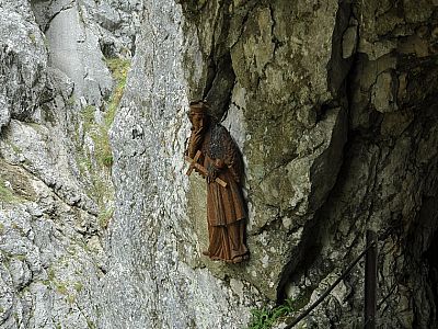 Etwas skeptisch beäugt uns ein Heiliger am Ende der Tour.
