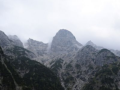 Das Höllentorköpfl, links daneben die Aussichtsplattform AlpspiX
