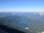 Malerisch schimmert das türkisblaue Wasser des Eibsees in der Sonne