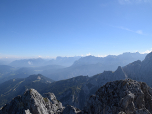 Der Ausblick über das Kreuzeck hinweg nach Osten zum Karwendelgebirge