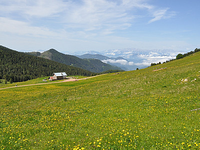 Im Südwesten lässt sich in den Wolken die Brenta erahnen