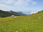 Im Südwesten lässt sich in den Wolken die Brenta erahnen