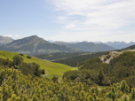 Rechts hinter dem Zanggen spitzt die Palagruppe hervor