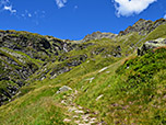 Weiter über die steinigen Wiesenpfad