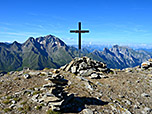 ...und steigen weglos zum Gipfelkreuz hinauf