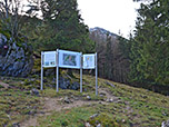 An der großen Infotafel des Geigelstein-Naturschutzgebiets