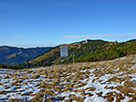 Ein Schild des DAV weist auf die Wegsperrung vom 1. April bis 31. Mai hin