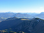 Links die Loferer Steinberge, mittig das Unterberghorn und rechts hinten die Hohen Tauern