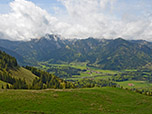 ...und erleben erste Ausblicke Richtung Hochmiesing und Aiplspitz, die von den Wolken eingehüllt werden