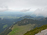 Im Hintergrund zeigt sich der Farrenpoint