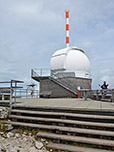 Aussichtsplattform mit den Teleskopen und der Sendeanlage