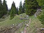 Hier gehen wir geradeaus weiter und wählen den Abstieg über die Aiblinger Hütte