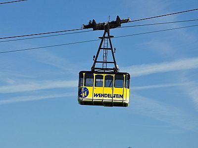 Die Seilbahn zieht über uns hinweg