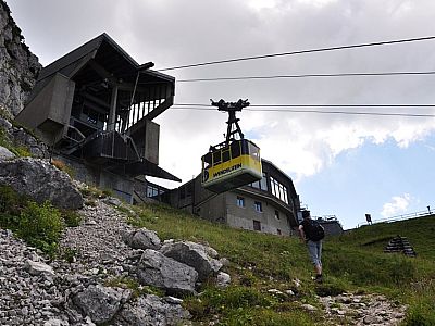 Unter der Gondel durch zum Wendelsteinhaus