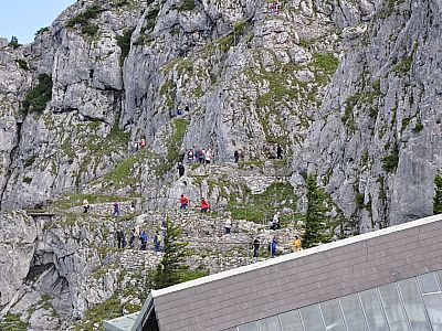 Massen pilgern zum Gipfel