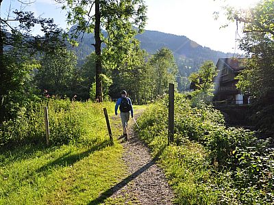 Gemütlich geht es zum Bahnhof Osterhofen