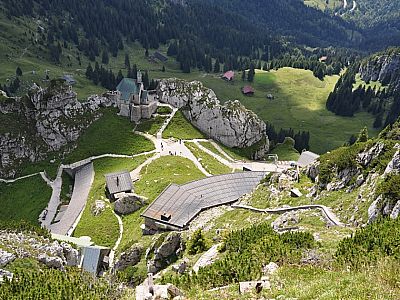 Blick auf das Wendelsteinhaus, Bahnhof und Kircherl