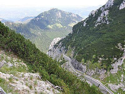 Die Zahnradbahn kämpft sich den Berg hinauf