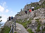 Der umfangreich ausgebaute Weg...