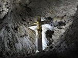 Kreuz im Höhlendom