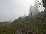 An den Almen zieht der Nebel aus dem Tal herauf