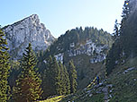 Wir wandern in eine Senke hinab