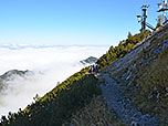 Den Gipfel verlassen wir über den Panoramaweg