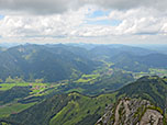 Blick über Fischbachau zu den Bergen am Spitzingsee und Tegernsee...
