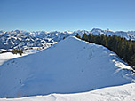 Über den Kammverlauf geht es wieder zurück zum Skigipfel