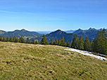 Links im Bild zeigen sich der Alpspitz und der Edelsberg