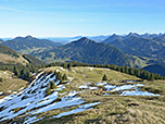 Rechts im Bild einige Gipfel der Tannheimer Berge, wie der Breitenberg und der Aggenstein