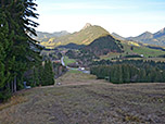 Über die Piste geht es entlang der Spieserlifte zurück nach Obergschwend