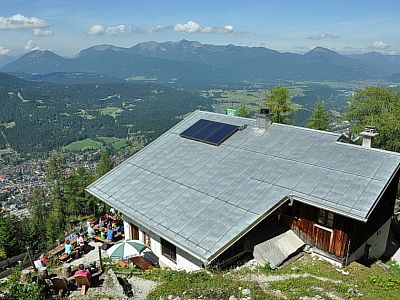 Die Mittenwalder Hütte vor den Bayrischen Voralpen