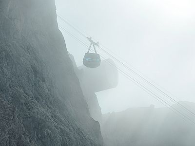 ... in Nebel gehüllten Museum in Fernrohrform.