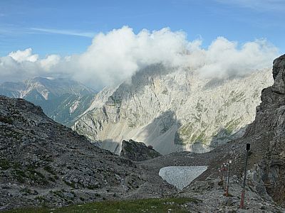 Die Tiefkarspitze in Wolken