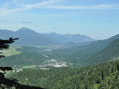 Die Edelweiß-Kaserne vor dem Simetsberg, Heimgarten und Herzogstand