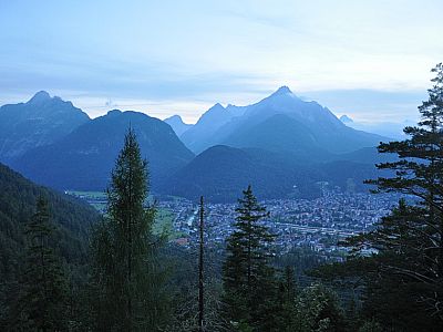 Mittenwald und Wettersteingebirge in der Dämmerung