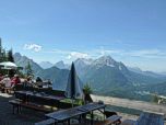 Blick von der Terrasse der Mittenwalder Hütte auf das Wettersteingebirge