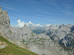 Blick vom Aussichtspunkt auf die Larchetfleckspitze (links) vor dem Karwendeltal