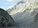 Der Weg ist im Geröll deutlich zu erkennen