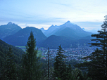 Mittenwald und Wettersteingebirge in der Dämmerung