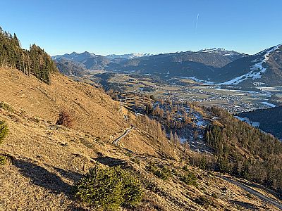 Unten erkennen wir den Fahrweg zur Naringalm