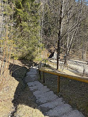 Über Stufen gehen wir hinunter zu einem Querweg...