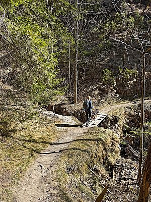 Wir überqueren einen Bachgraben...