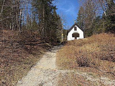 Schließlich erreichen wir der Eckkapelle
