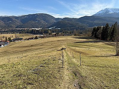 Den Glapfhof verlassen wir über einen Wiesenweg